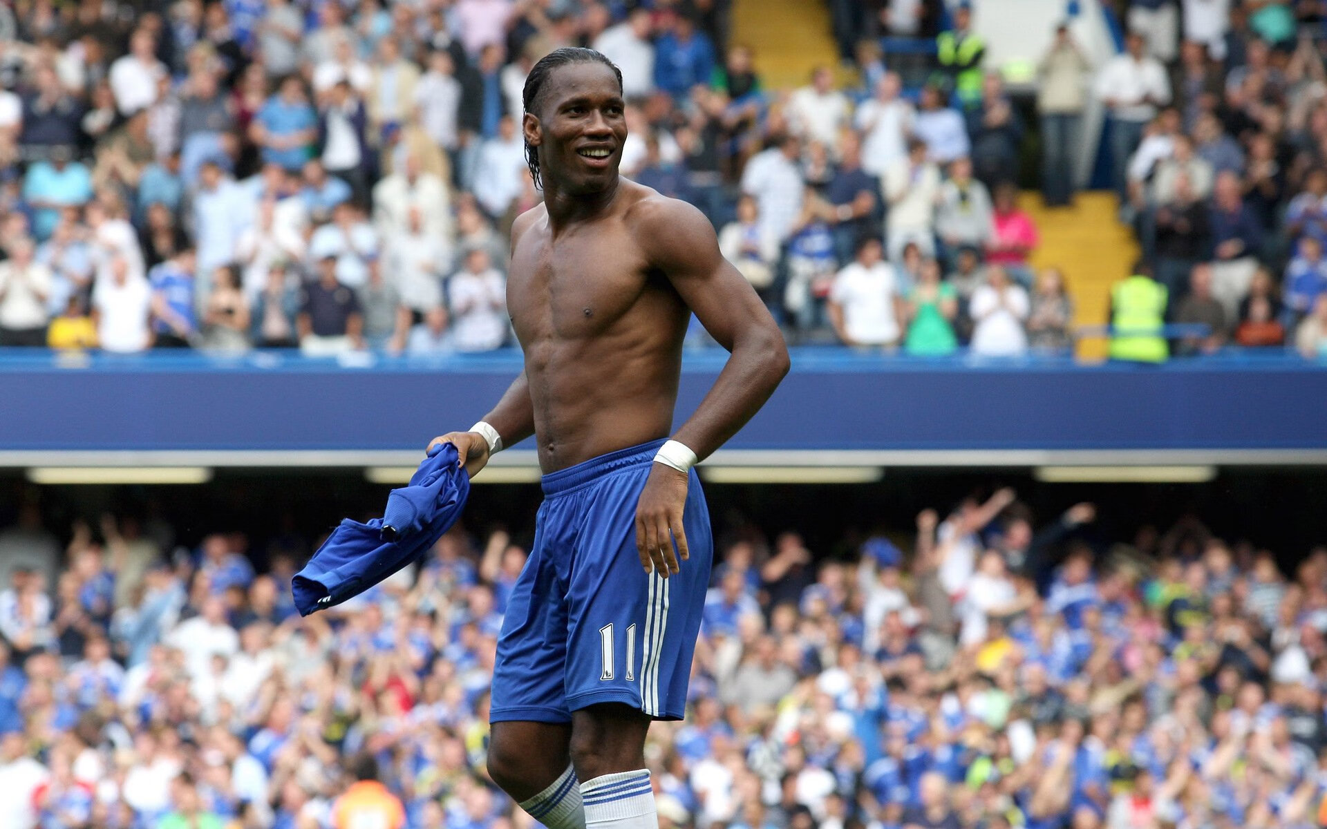 莱万多夫斯基官方宣布出色防守新规，湖人引发争议！赢得满堂喝彩